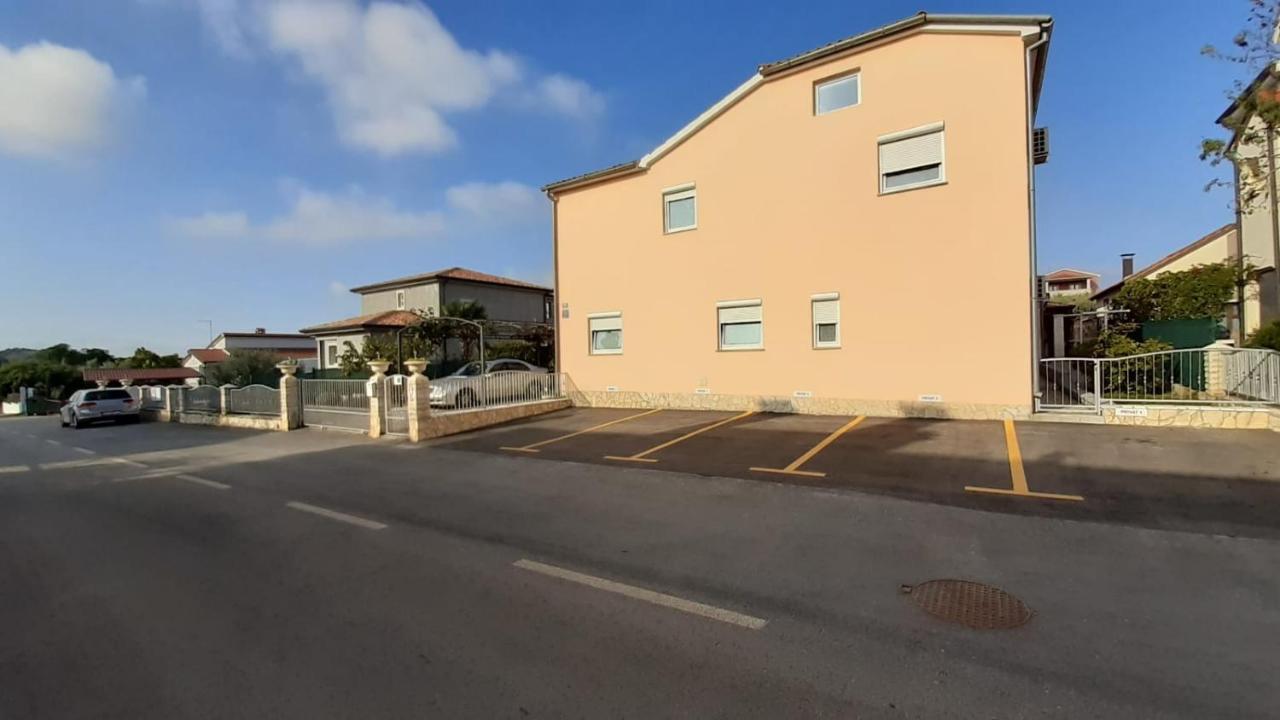Haus Delphin Appartement Poreč Buitenkant foto
