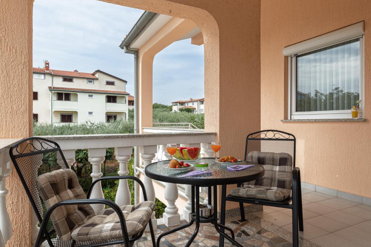 Haus Delphin Appartement Poreč Buitenkant foto